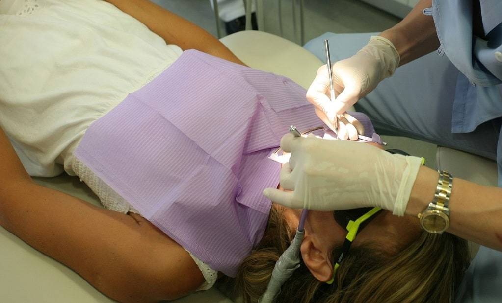 Un dentiste peut-il délivrer un arrêt maladie à son patient ?